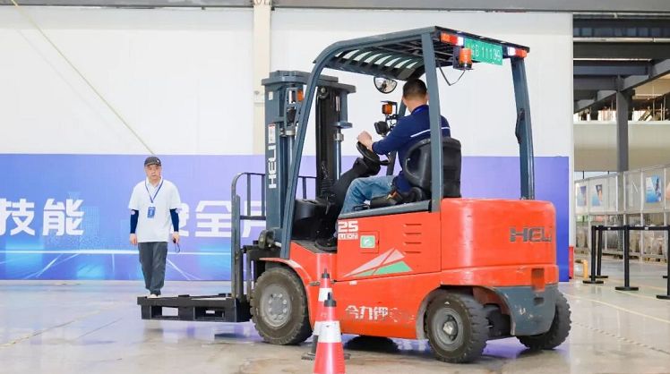以赛促练 “叉”亮绝活！奇瑞商用车叉车技能比武荣获团体三等奖