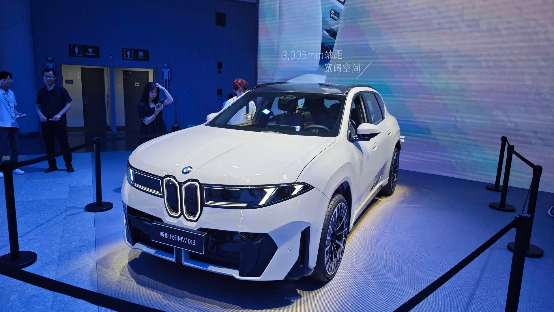 新世代BMW iX3 26.99万元起 宝马新世代双子星齐亮相