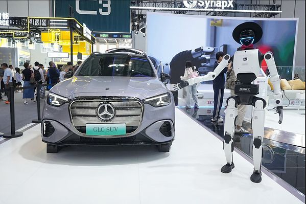 北京人形机器人携手奔驰 天工3.0出任「硅基推荐官」