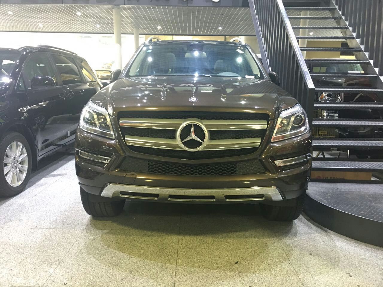 外观方面:17款加版奔驰gls450第一印象则是优雅与高贵,前脸采用更加