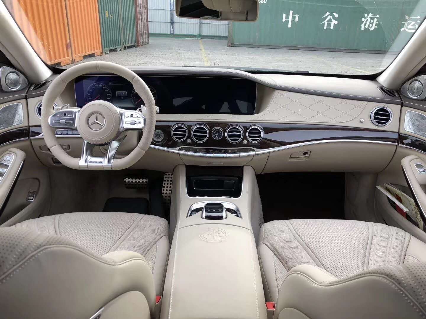 内饰方面采用了奔驰全新设计风格,其内饰面板和车顶均由真皮包裹,搭配