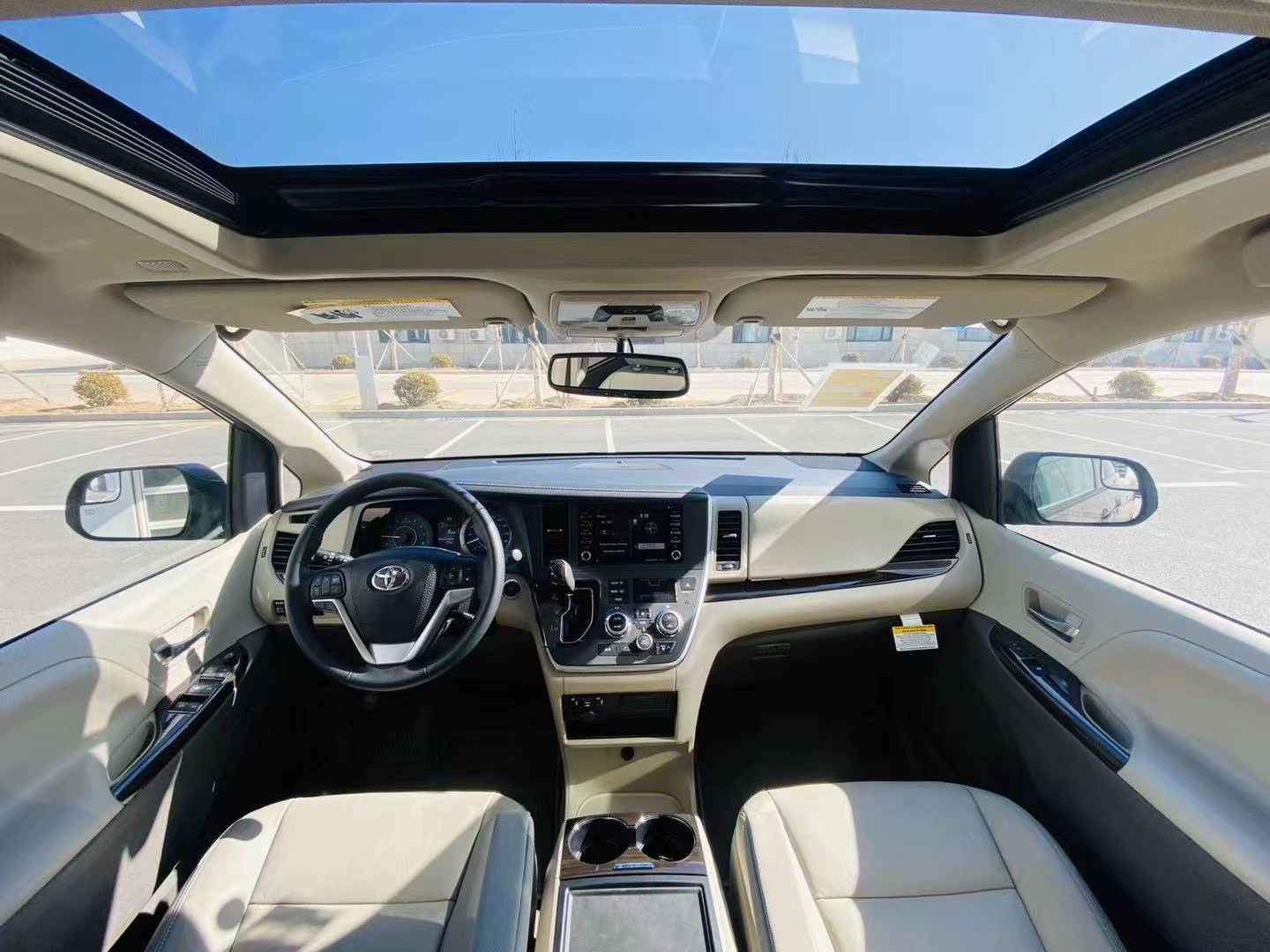 20款丰田塞纳桃木镶嵌的中控台更显格调雅致,中控台上设置了前排空调