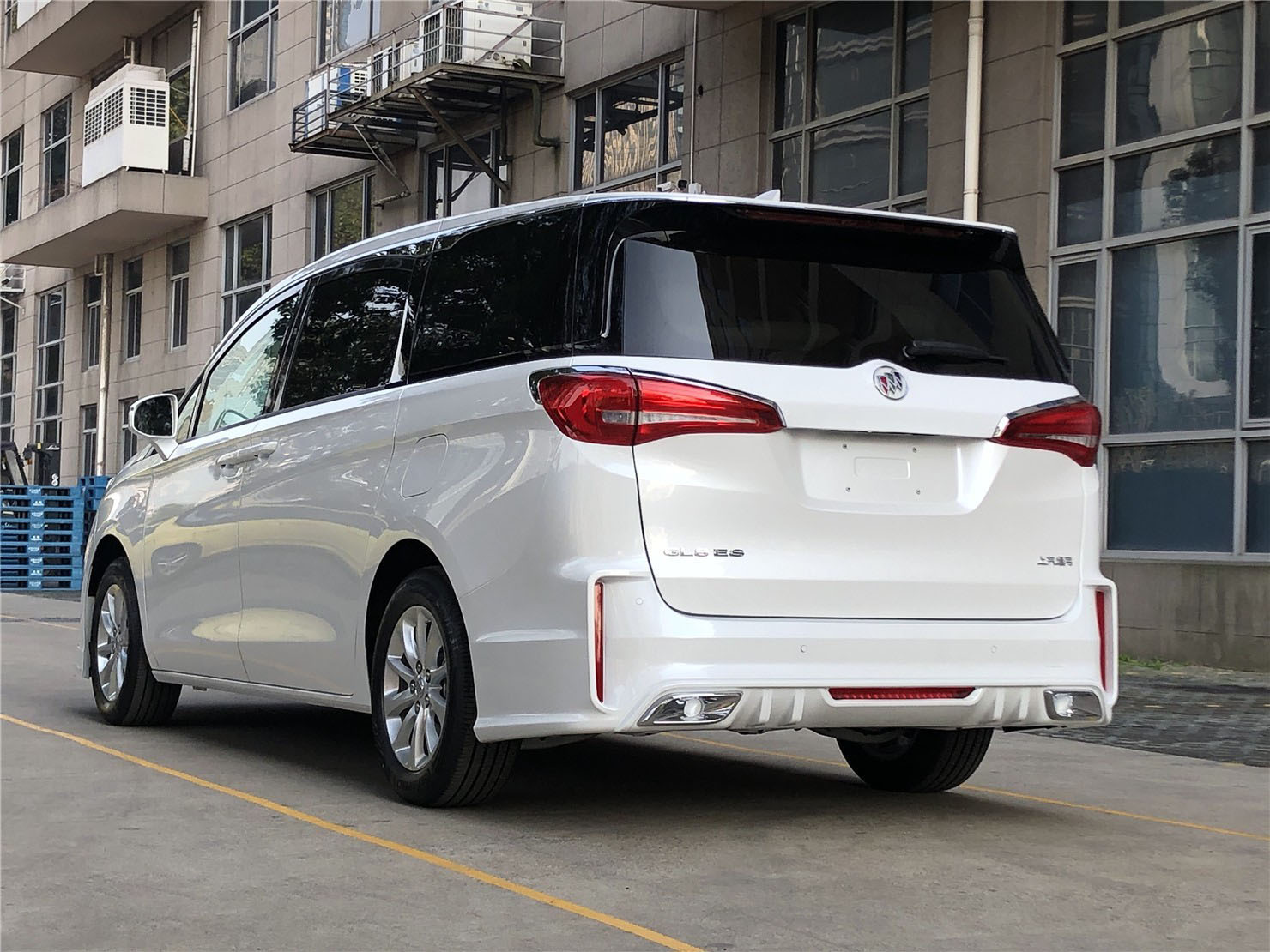 2020款别克gl8"雅典娜"改装版在外观和配置上向商务车的创奇丰田埃尔