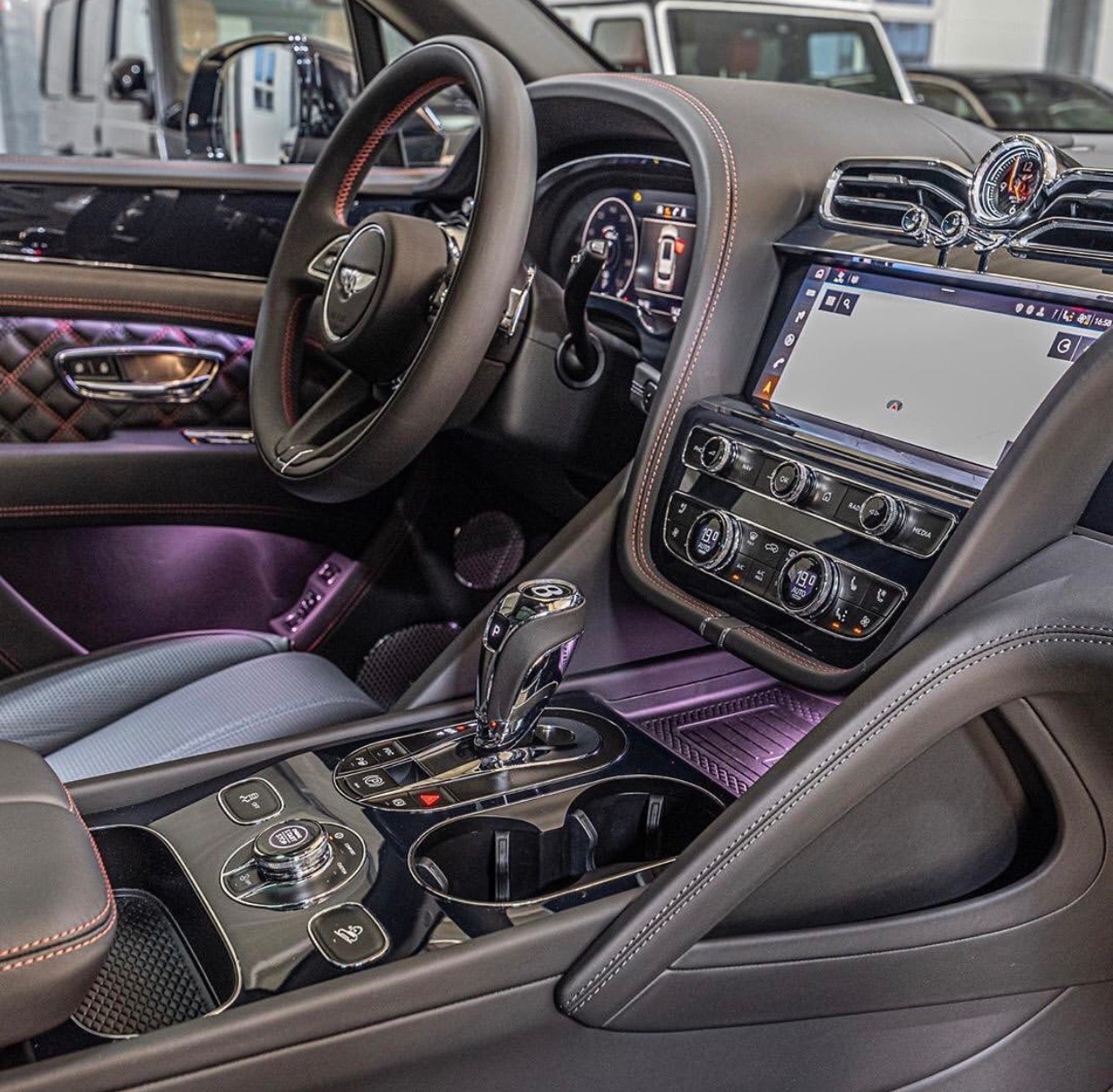 2021款宾利添越新车更具年轻化运动感强