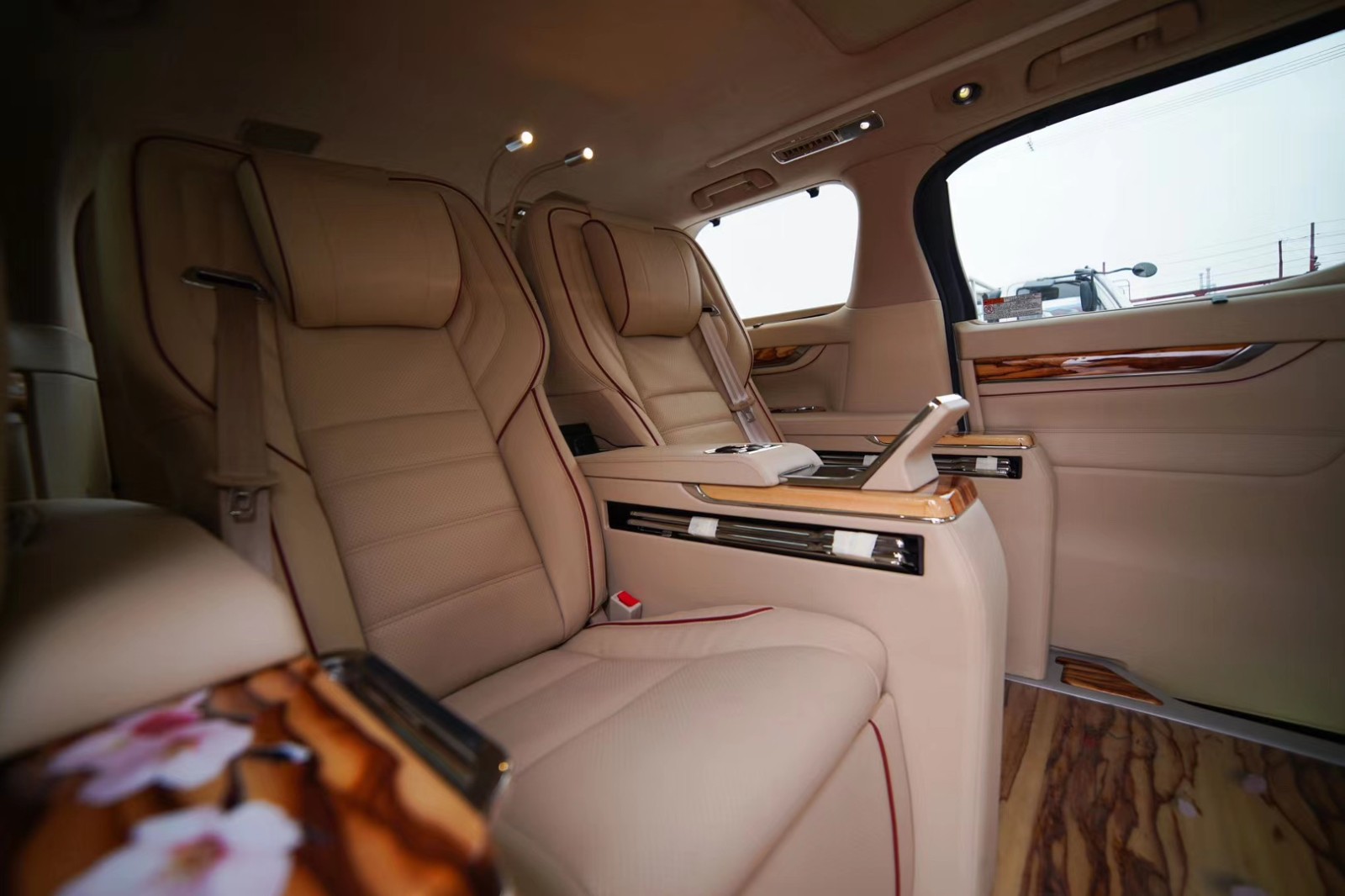 丰田埃尔法蒙娜丽莎内饰这样改太好看了