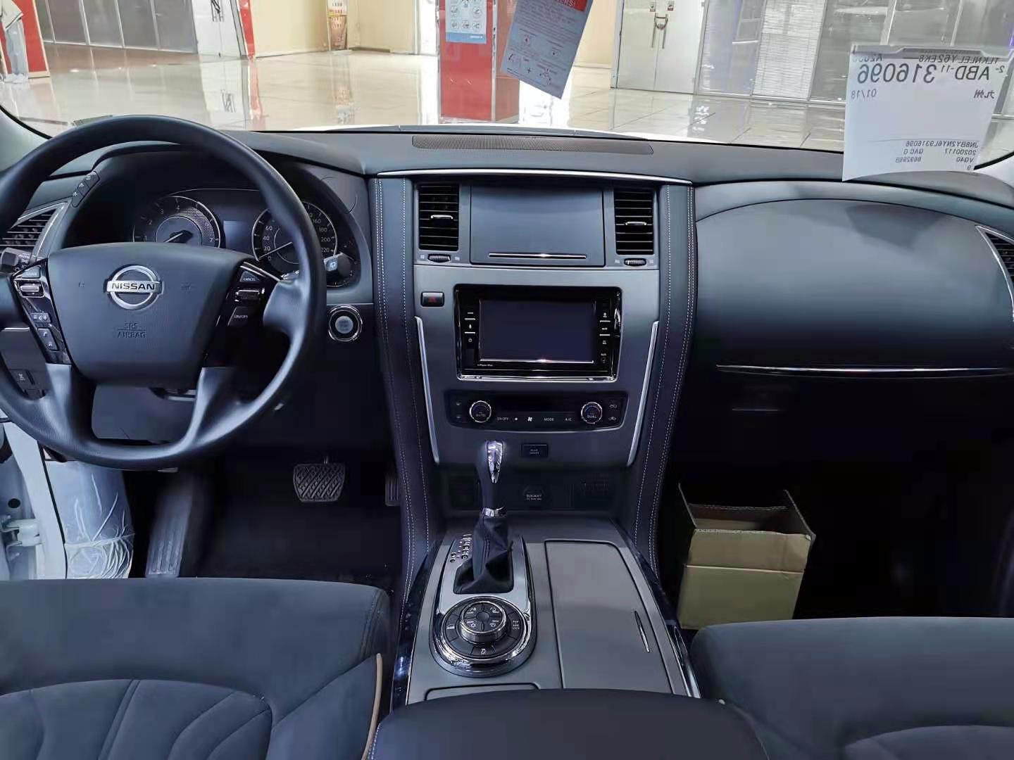 日产途乐y62中东版的内饰兼具了舒适性和功效性,仍旧为三排座车型