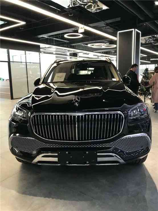 21款奔驰迈巴赫gls600整体风格延续了全新gls级的设计语言,全新的进气