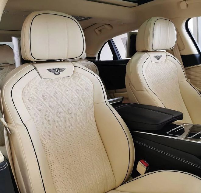 坐垫和靠背均加入特殊纹路和菱形图案装饰,加上头枕下方的宾利logo