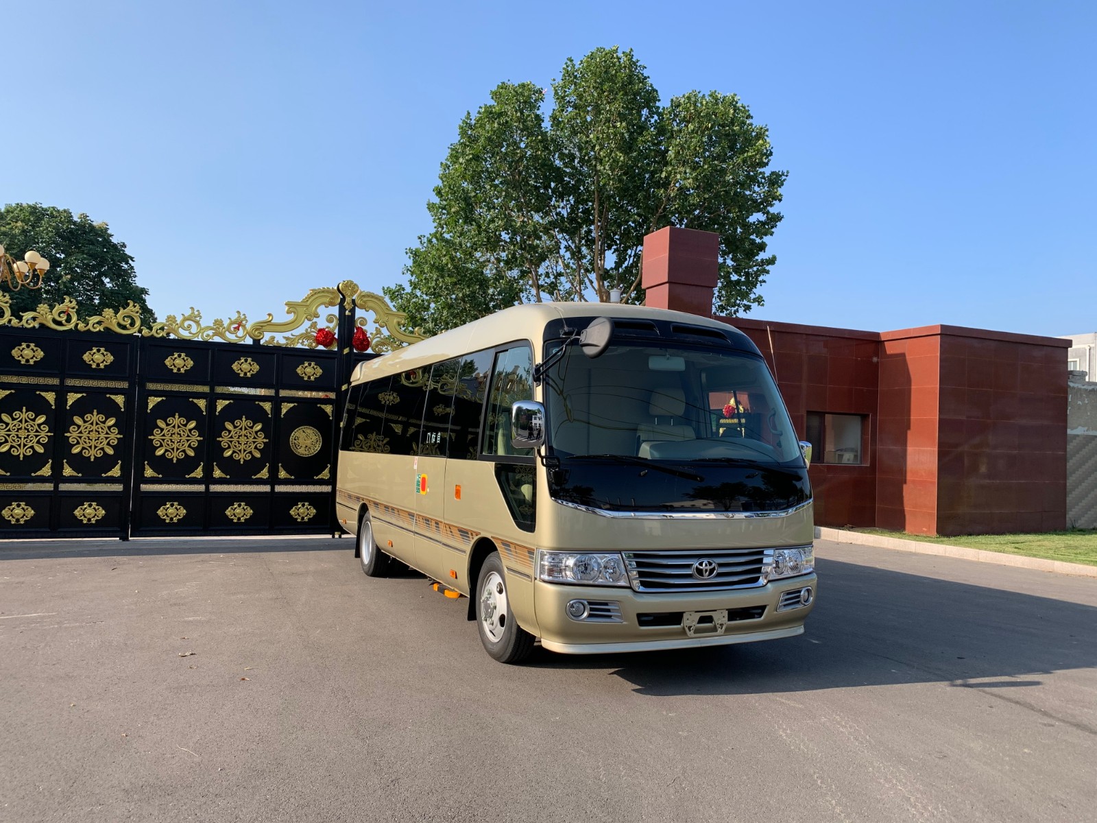 丰田考斯特改装商务车生产于四川一汽,发动机型号为4.0lv6发动机.