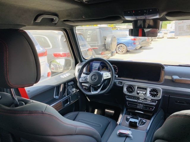 2021款奔驰g500经过全新改款内饰豪华气派,卓越的品质和精致的工艺在