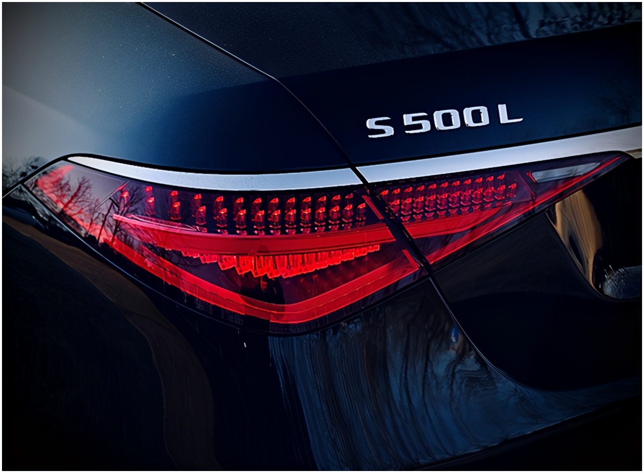 来到争议最大的尾部设计,倒三角形的尾灯已经被大家骂惨了,实车的效果