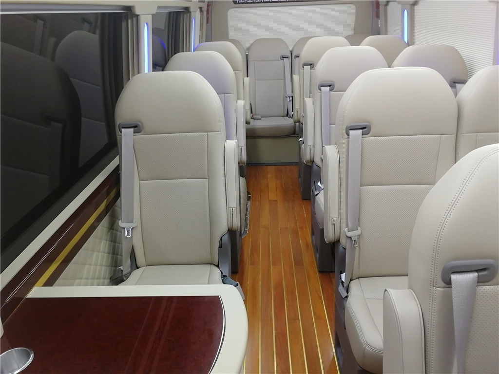 考斯特17座改装车采取的座位布局是由后排到前排为43332的座位安排呢