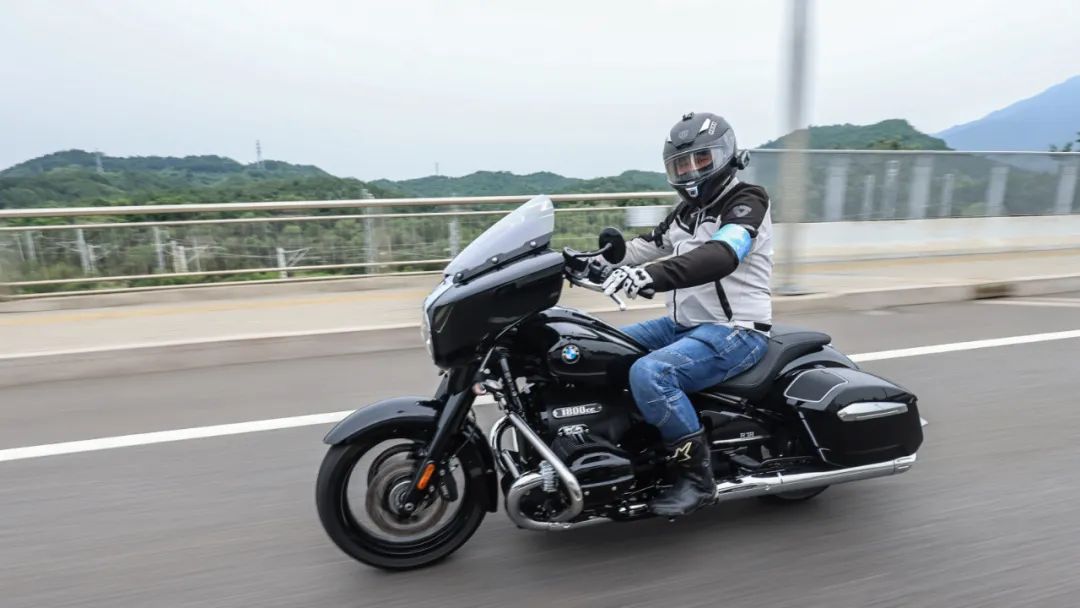 宝马最牛复古摩托新款亮相r18自在大乘