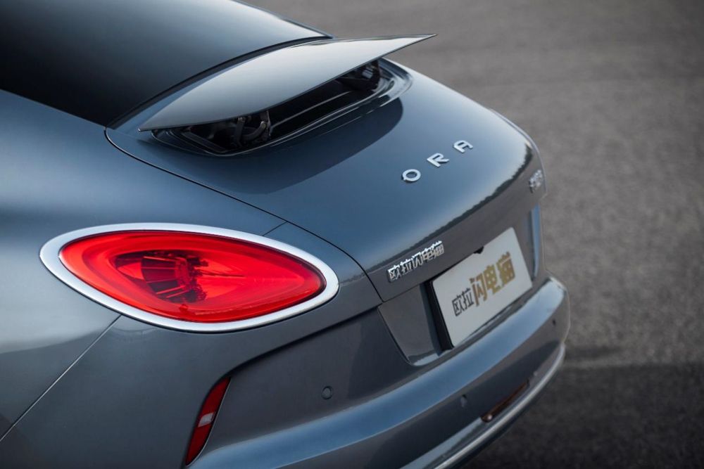 欧拉闪电猫还进行了整车全方位风阻优化,例如搭载自适应电动尾翼,全