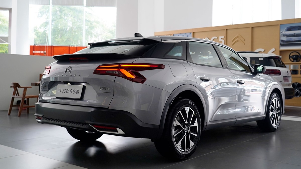 到店实拍2023款凡尔赛c5x看一眼外观就喜欢上了