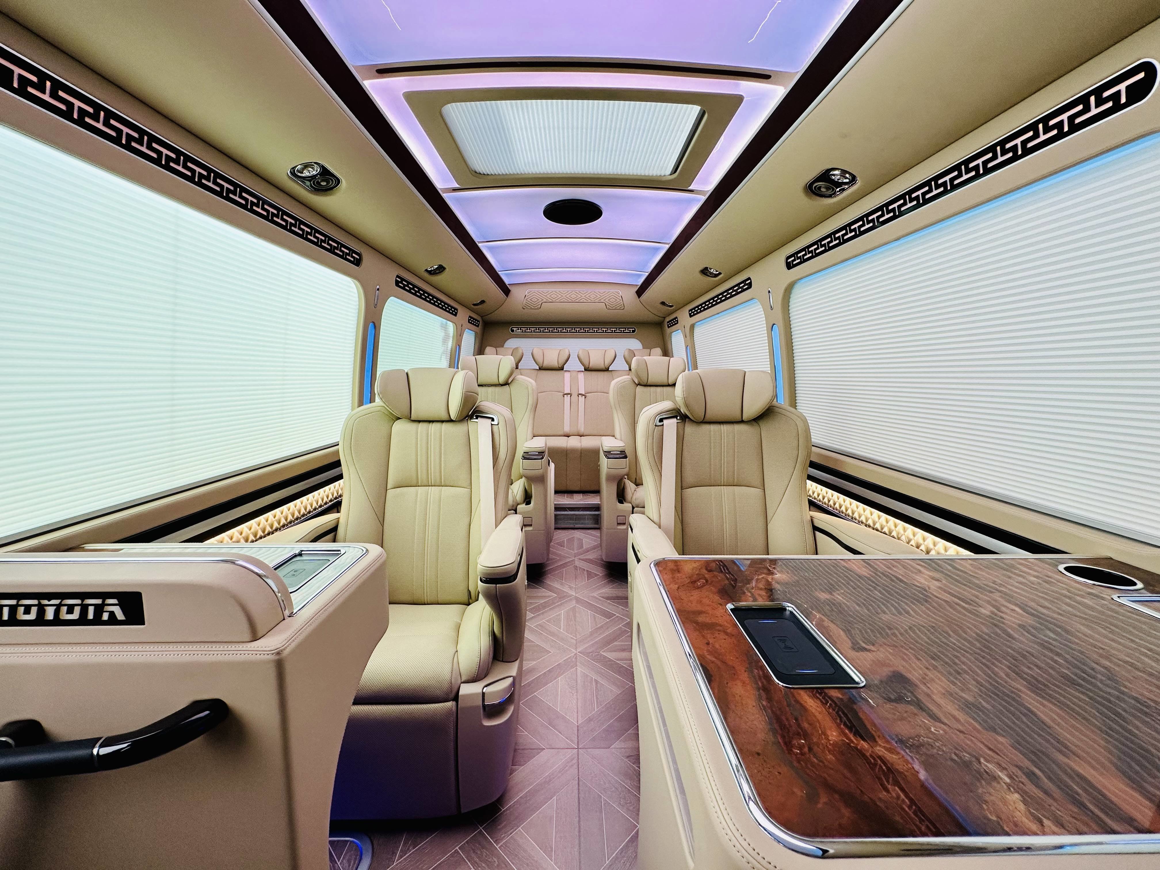 丰田考斯特实用高效豪华舒适的商务车型