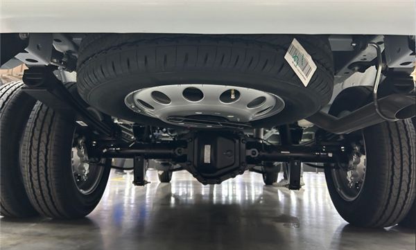 大通v80基于破产的英国罗孚公司底盘平台,车身设计逆向仿照新世代全顺