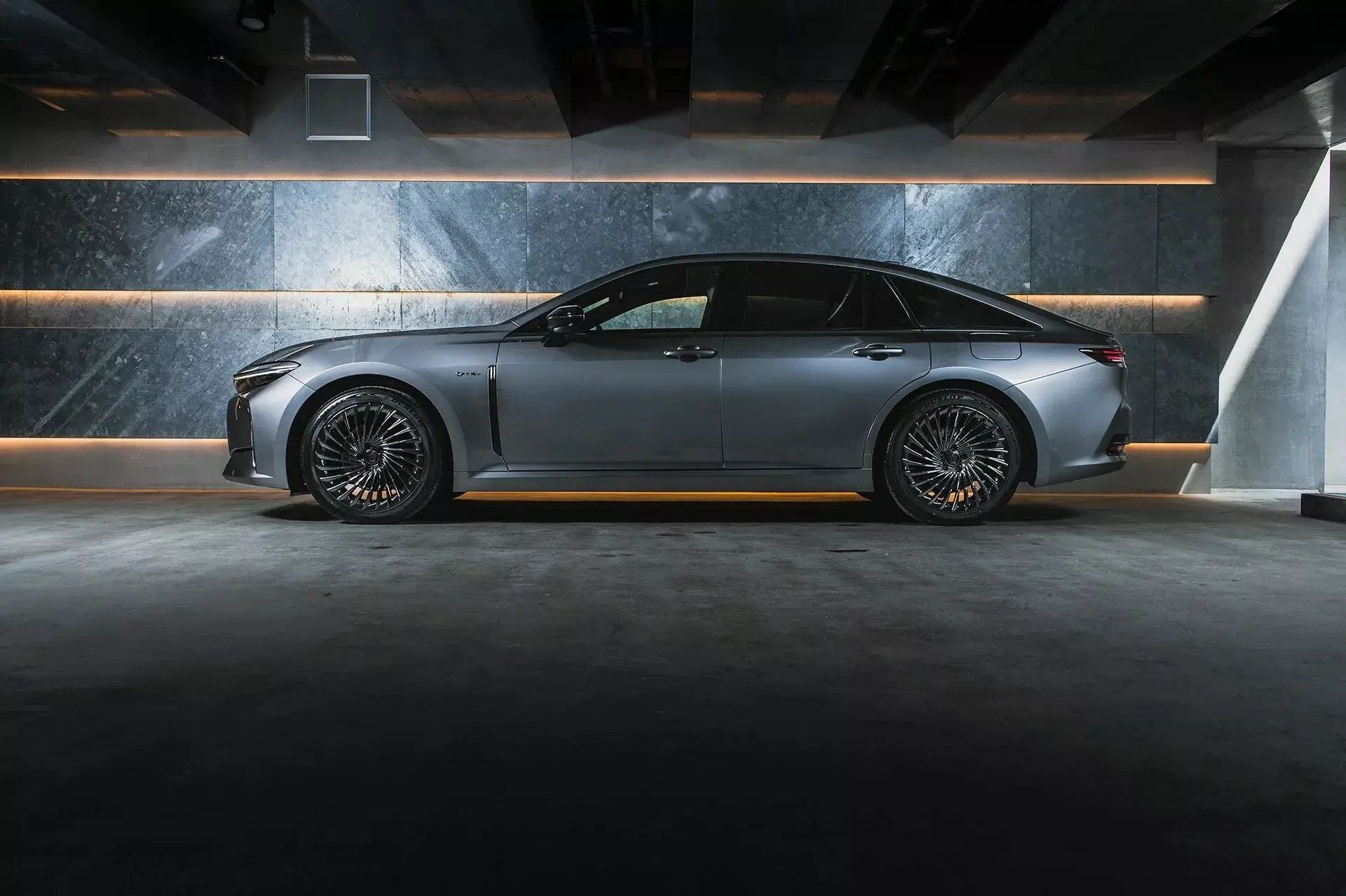 全新toyotacrownsedan实车曝光外形超霸气够酷