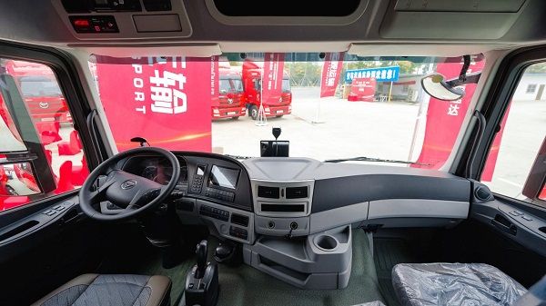 欧曼gtl530马力燃气车赋能快递运输更高运营价值