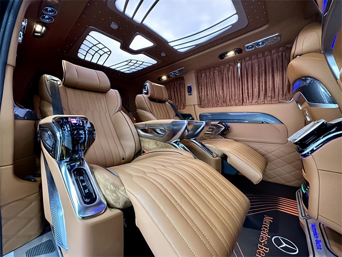 >首页>/文章>/正文> 这款奔驰内饰升级改装后可以说是非常豪华的